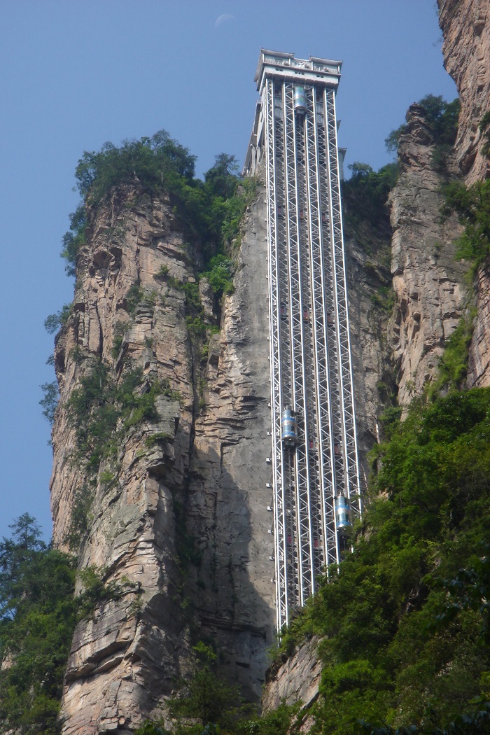 沪马建工垂直电梯案例1